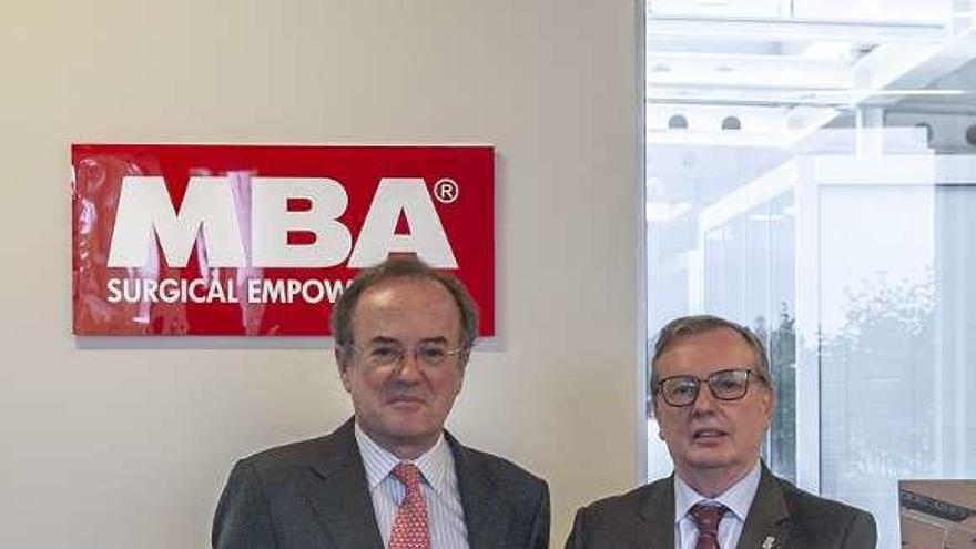 Por la derecha, el consejero de Sanidad, Francisco del Busto, junto al director general de MBA, Carlos Marina, en la sede de la empresa en Gijón.