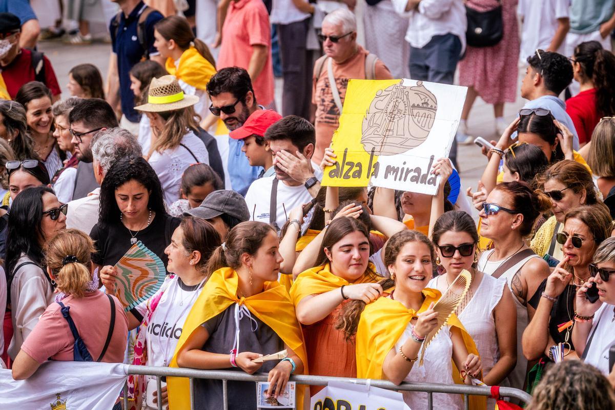 Cientos de fieles esperan al Papa en Barcelona.