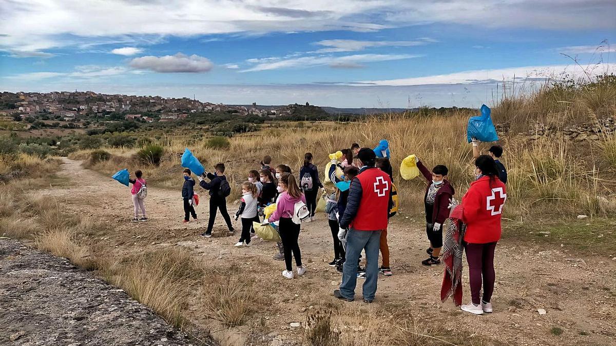 Un momento de la actividad de recogida de basura en la zona de San Albín, ayer en Fermoselle. | Cedida