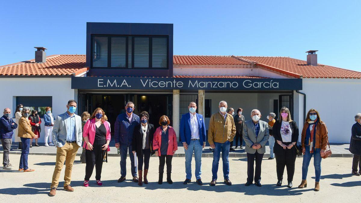 Autoridades, en la inauguración del espacio de arte, el pasado abril.