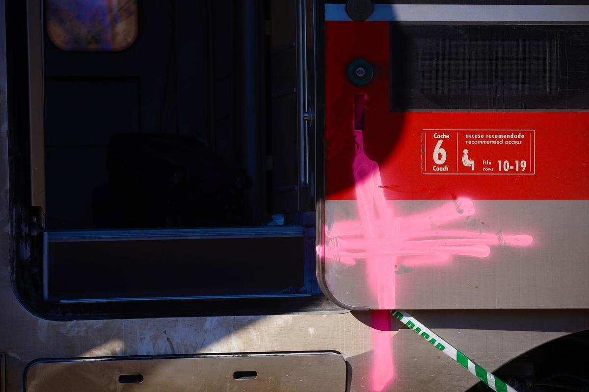 Coche 6 del tren Iryo accidentado en Adamuz, en Córdoba, con las señales puestas por los servicios de emergencia.