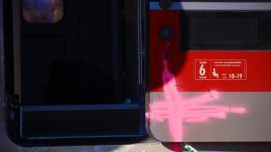 Coche 6 del tren Iryo accidentado en Adamuz, en Córdoba, con las señales puestas por los servicios de emergencia.