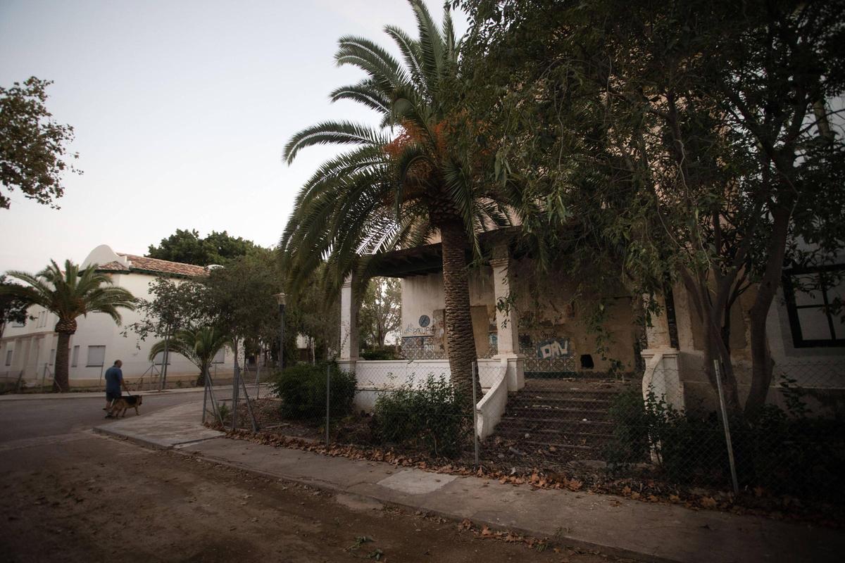 Contraste entre una zona rehabilitada y otra pendiente en la Gerencia.