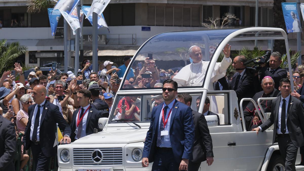 El papa León XIV recibe la medalla de oro de la Catedral de Santa Ana