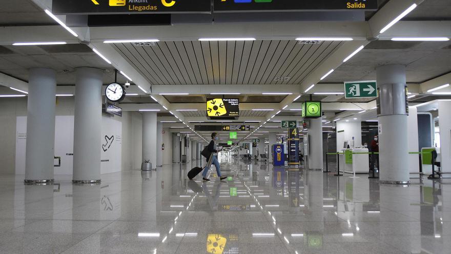 Archivo - Un pasajero en el aeropuerto de Palma de Mallorca, Islas Baleares, (España), a 31 de marzo de 2021.