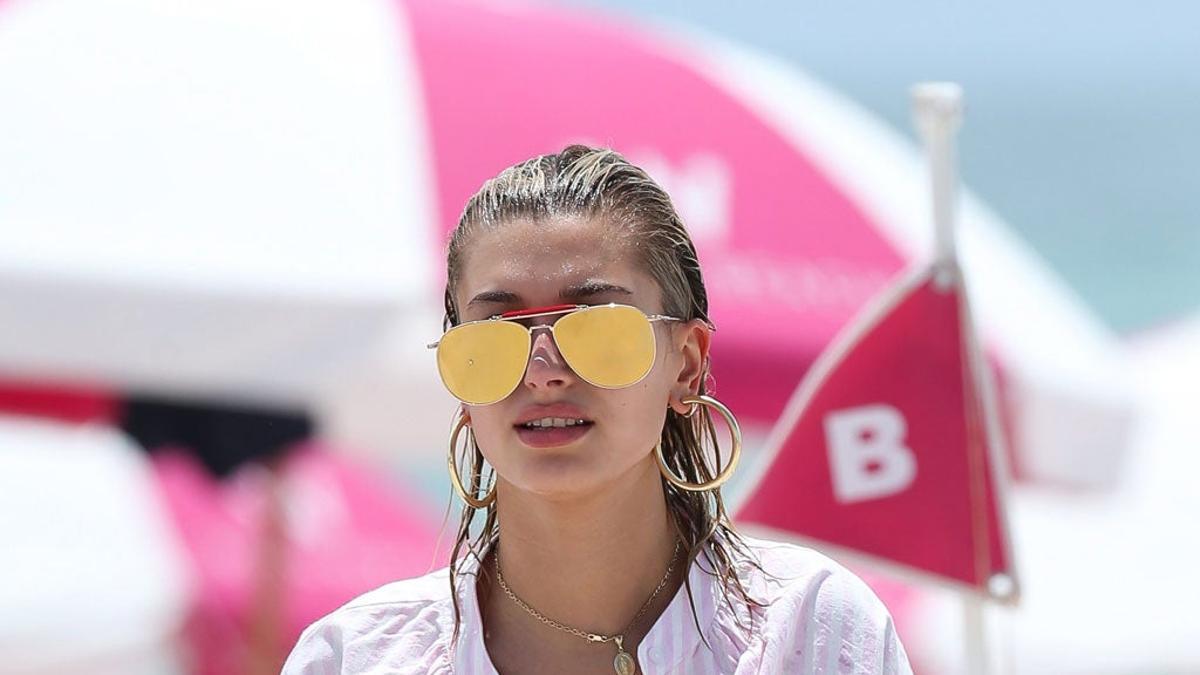 Hailey Baldwin con bañador + camisa