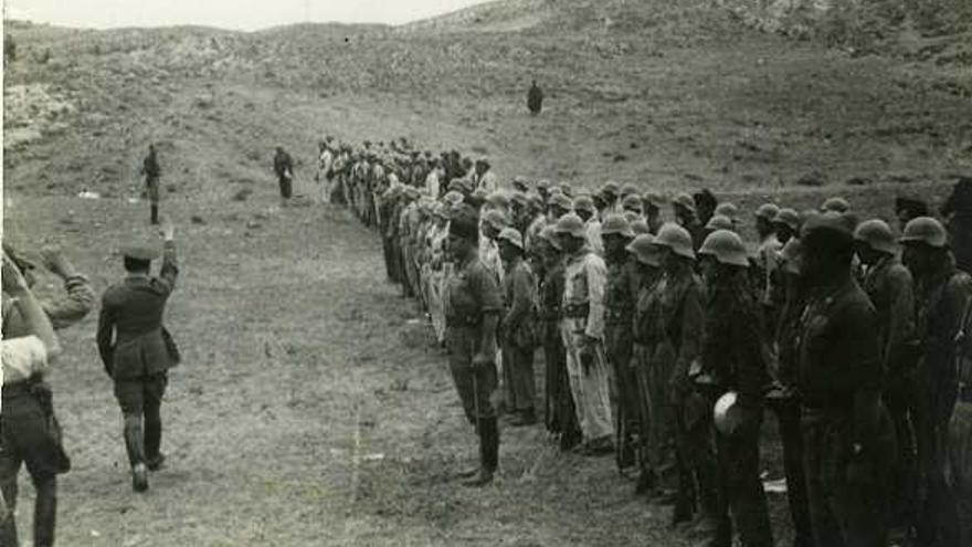 Imagen conservada en el Archivo Histórico de Antequera de las tropas fascistas preparándose para el asalto en los campos de la comarca.