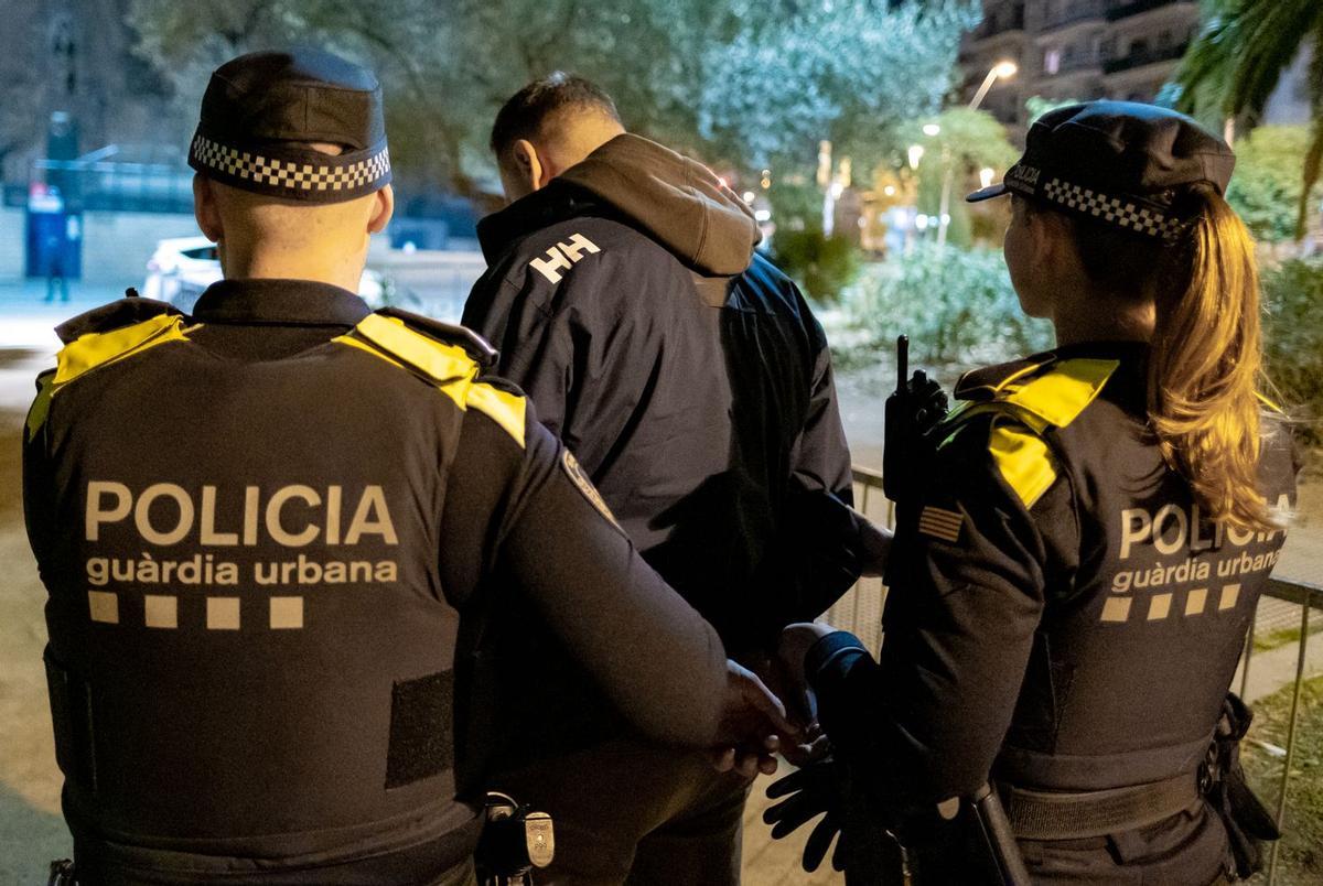 Agentes de la Guardia Urbana de Barcelona detienen a un individuo