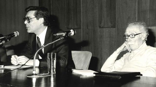 Juan Gil-Albert junto a Guillermo Carnero (1986).