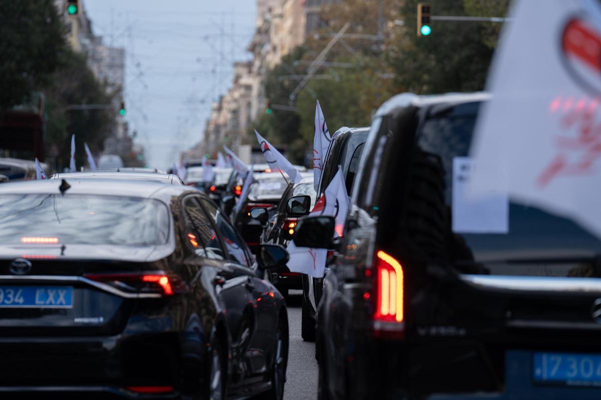 Marcha lenta de conductores de VTC por el centro de Barcelona