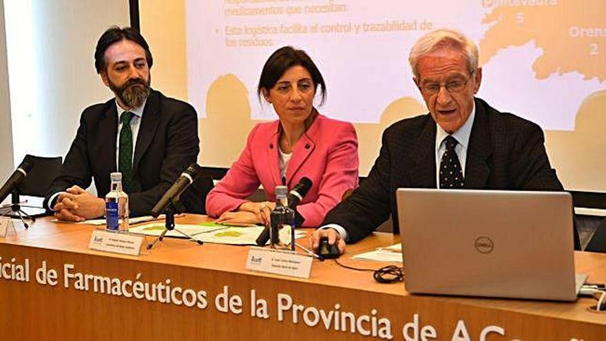 Héctor Castro, Ángeles Vázquez y Juan Carlos Mampaso, ayer, en la presentación en A Coruña.