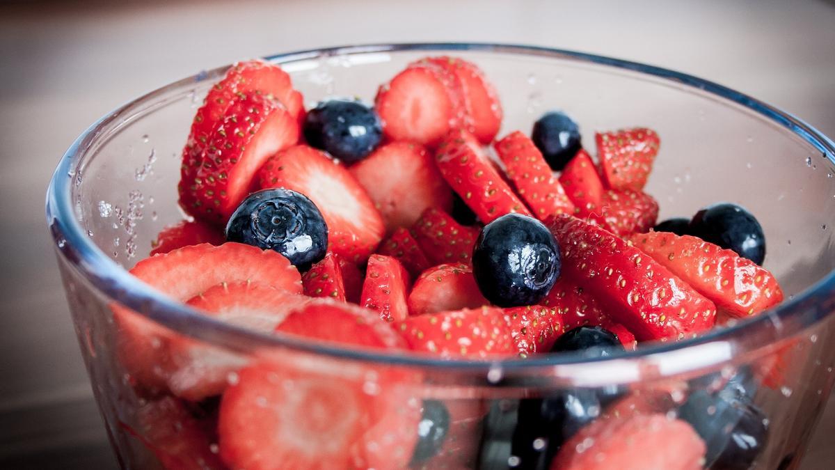 Esta ensalada de arándanos y fresas es perfecta para adelgazar