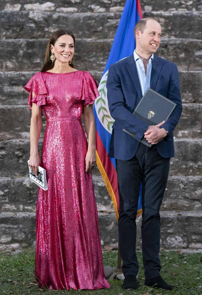 Kate Middleton con vestido rosa con volantes en las mangas