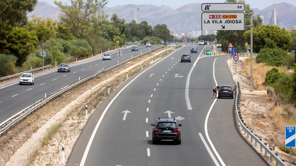 Vehículos en la AP-7, la vía de la provincia con más accidentes con animales, cerca de La Vila Joiosa.