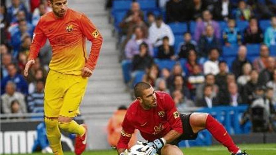 El porter del Barça aturant una pilota sota l&#039;atenta mirada de Piqué en un partit del curs passat.