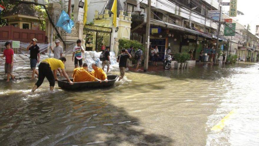 La tromba de agua avanza hacia la zona central de la capital de Tailandia