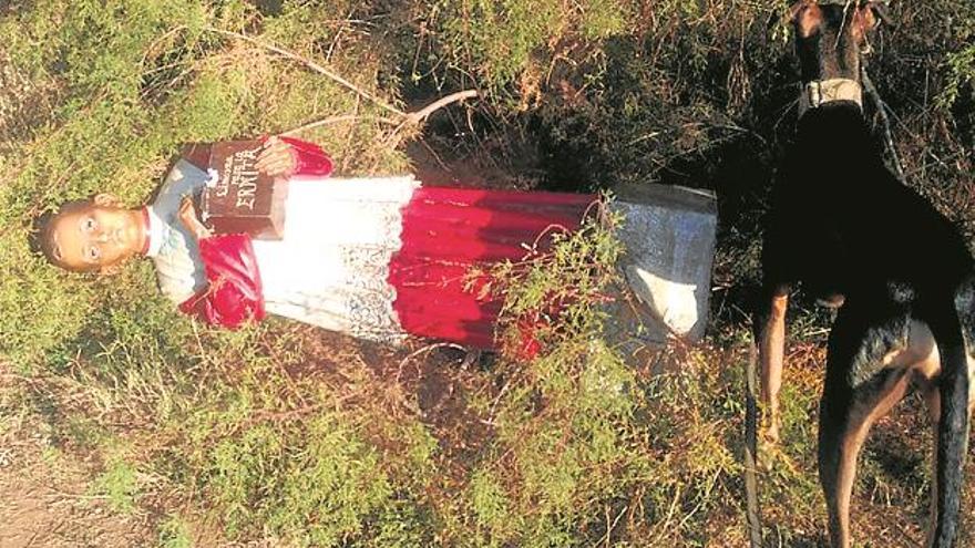 Destrozan una puerta del siglo XVII en la ermita de San José de la Vall