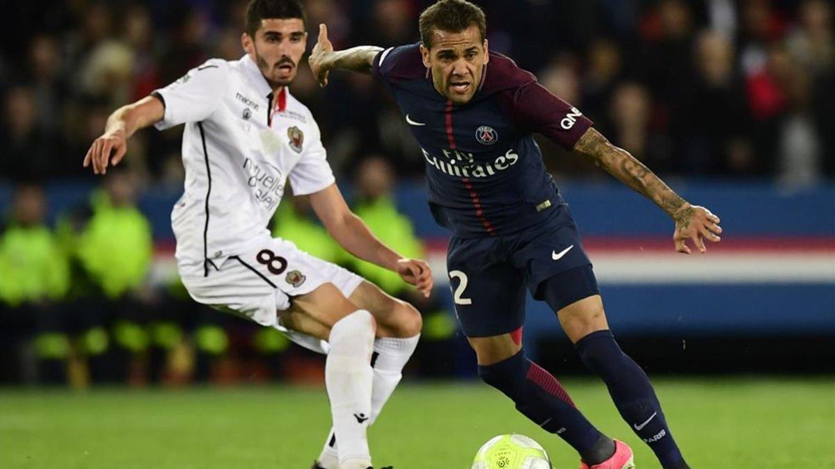 Alves entró en el minuto 68 por Meunier