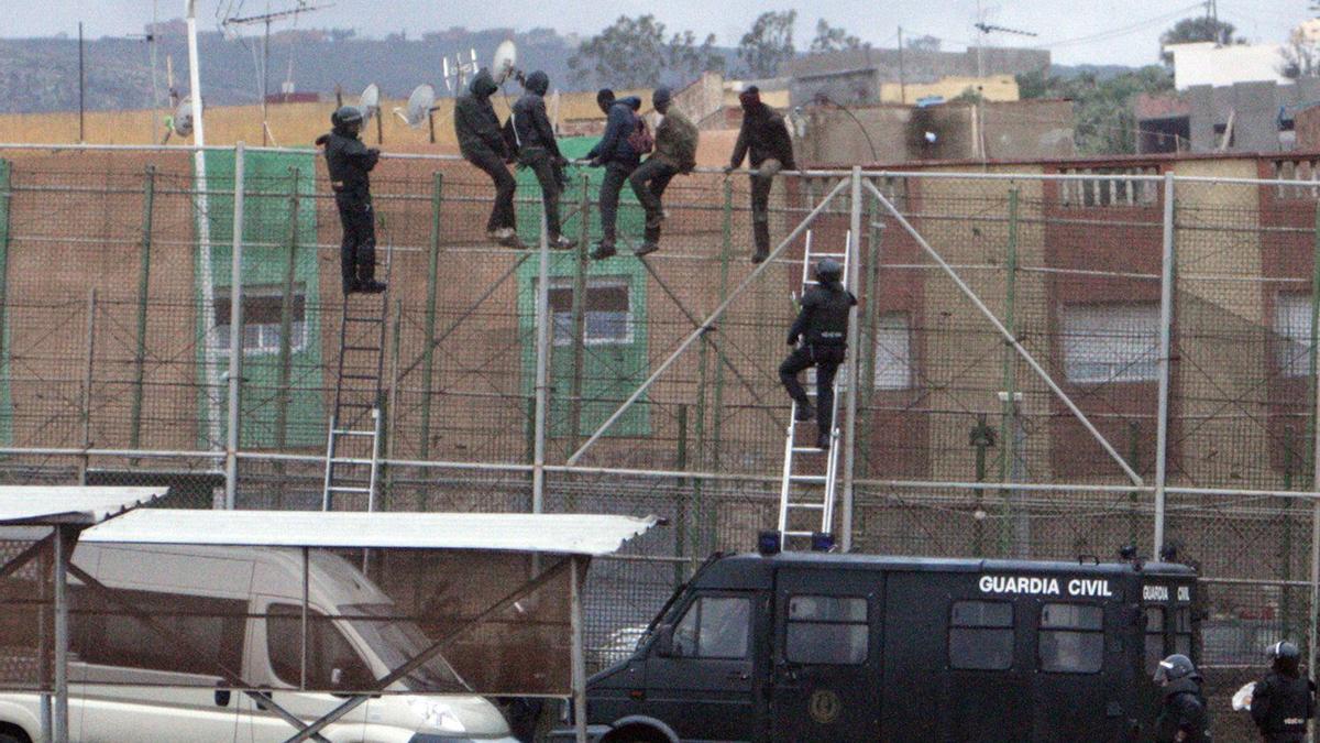 Salto de migrantes a la valla de Melilla.