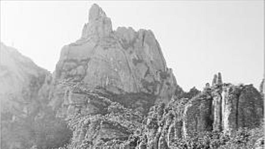 Caminants baixant de Montserrat cap a la Cova de Manresa