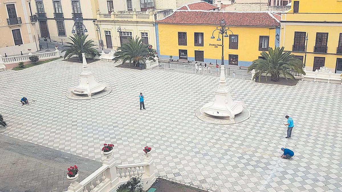 Los alfombristas del colectivo Artearena comenzaron ayer a marcar el novedoso tapiz de este año 2021.