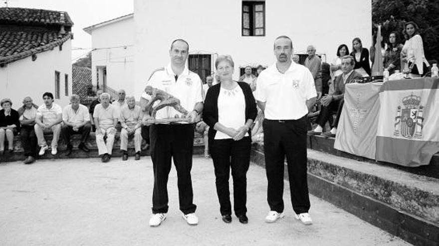 Por la izquierda, Benito Fernández; Milagros Posada, hija de Enrique Posada, «Posturas», y Ángel Lavín, en Robrigueru.