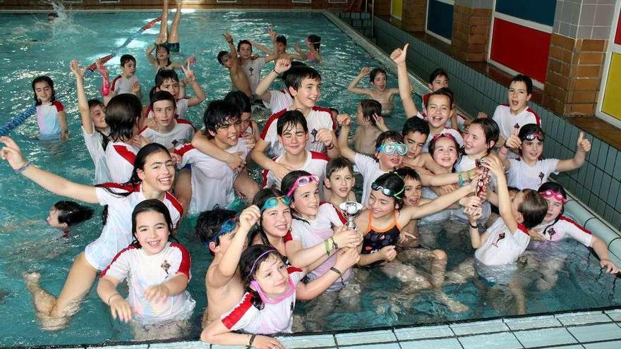 Los nadadores del Apóstol Santiago celebran su victoria. // FDV