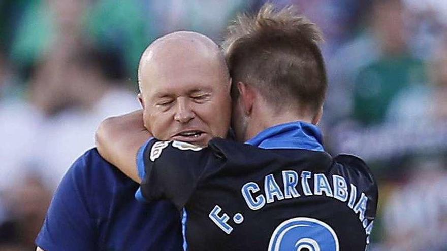 Cartabia se abraza con Mel tras marcar ante el Betis.