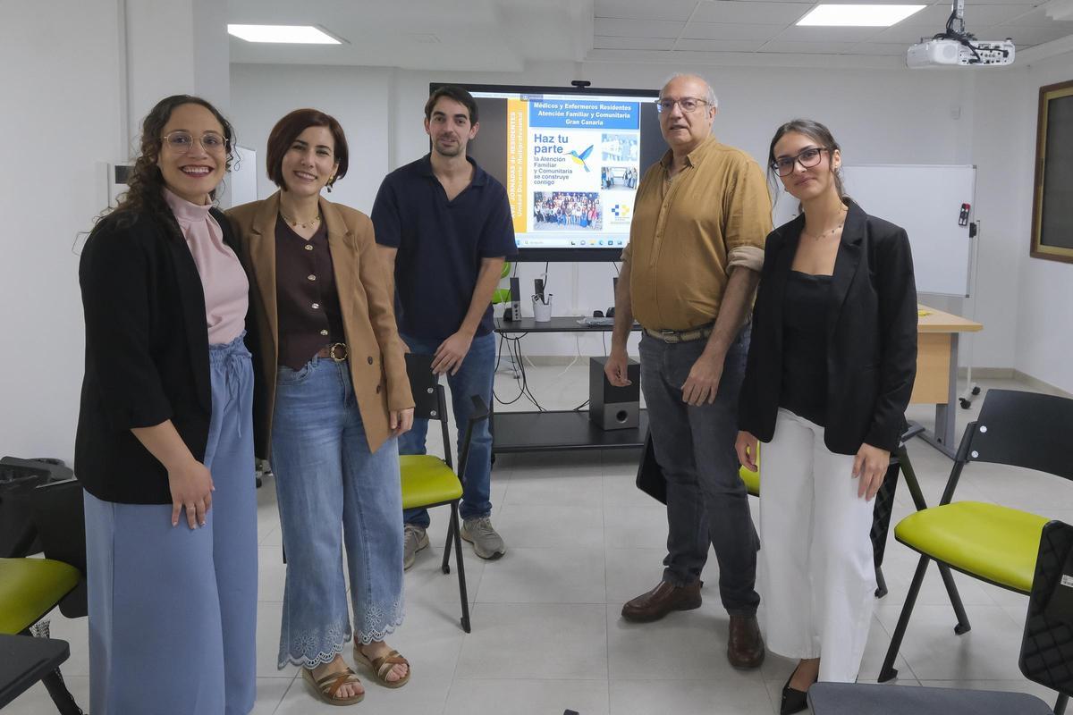 De izquierda a derecha, Gracia María Vega, Irene Arnedo, Álvaro Pérez, José Carlos Salas y Melissa Durán en la Unidad Docente Multiprofesional.