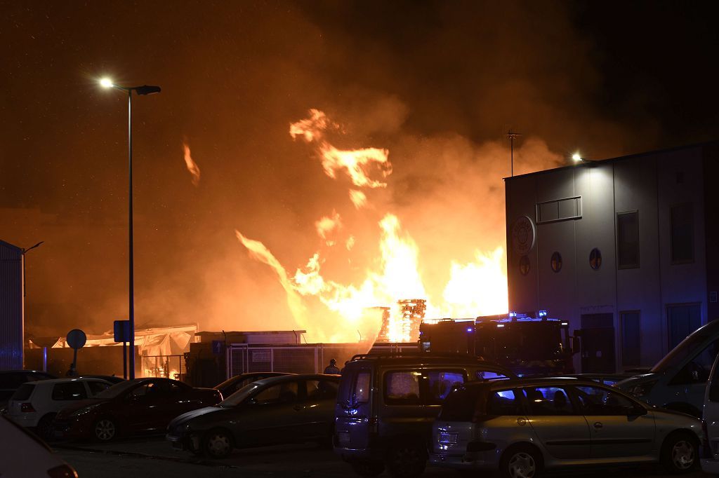 Estas son las imágenes que el aparatoso incendio de Puente Tocinos ha dejado este sábado