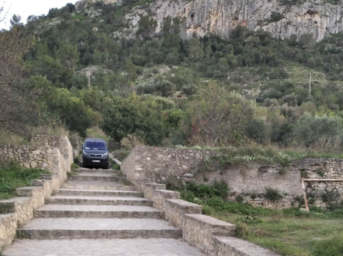 Un repartidor se pierde en la falda del Castell de Xàtiva y lo rescatan con una grúa