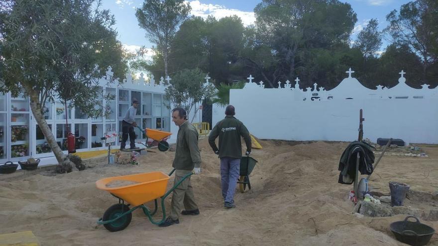 La segunda fase de los trabajos de excavación de fosas en el cementerio de Sant Francesc.