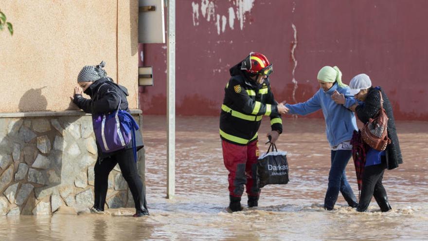 La UME ajuda a diverses dones a travessar un carrer inundat a Los Alcázares