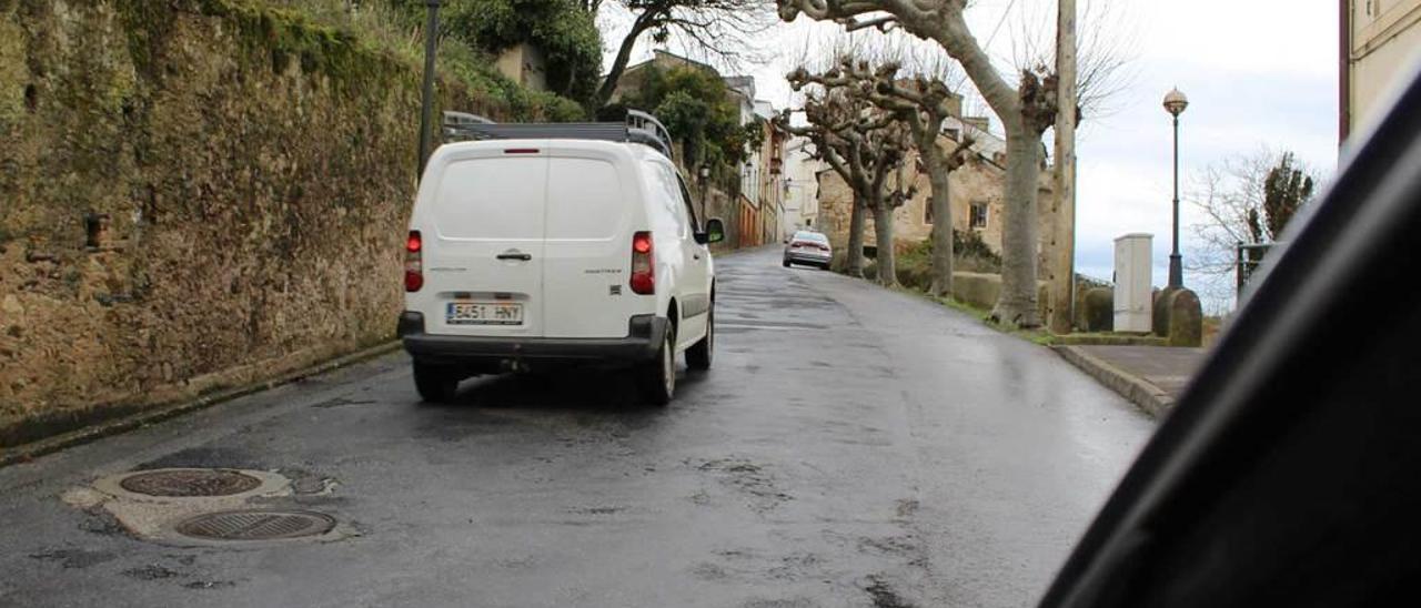 Una furgoneta transita por la calle Vior, ahora de sentido único ascendente.