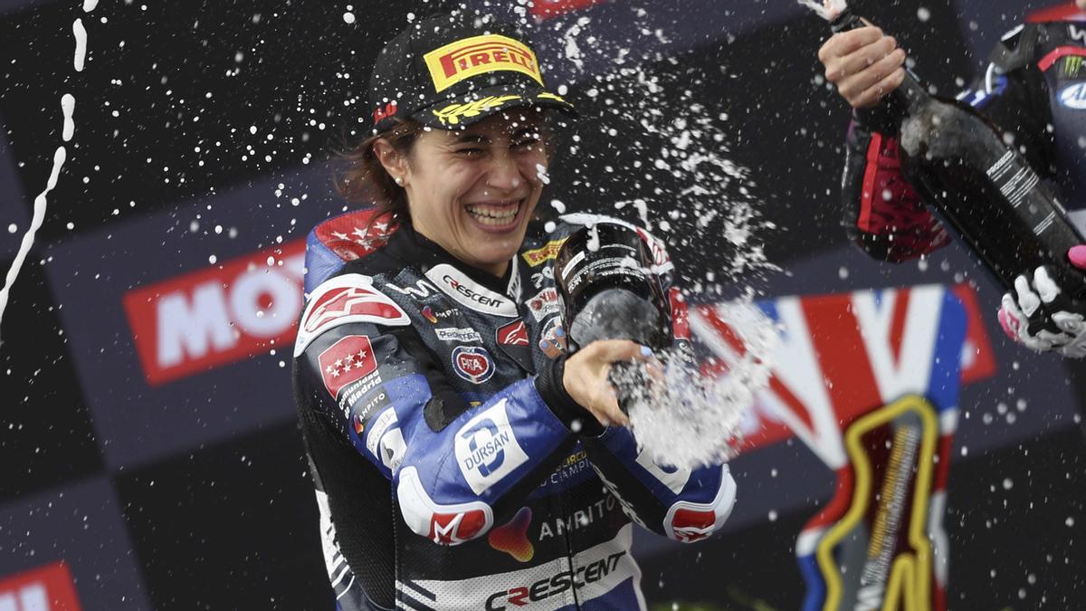 Beatriz Neila celebra un podio en la temporada 2024 del WorldWCR