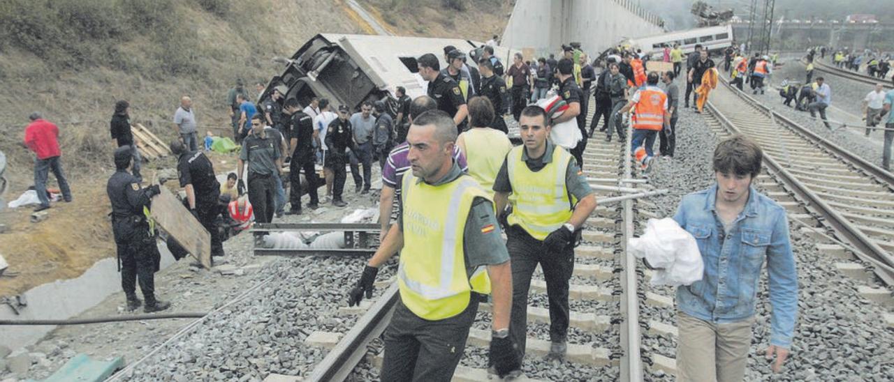 Guàrdies civils i policies actuen després de l’accident. | XOAN ÁLVAREZ