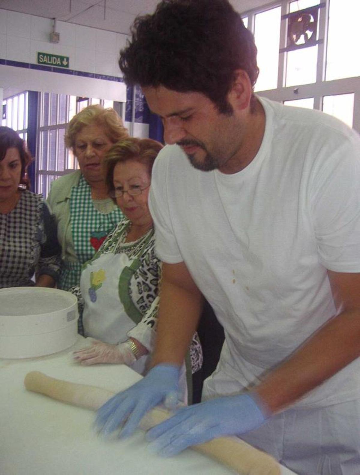 Enrique Malo, mostrando la elaboración de la escanda.