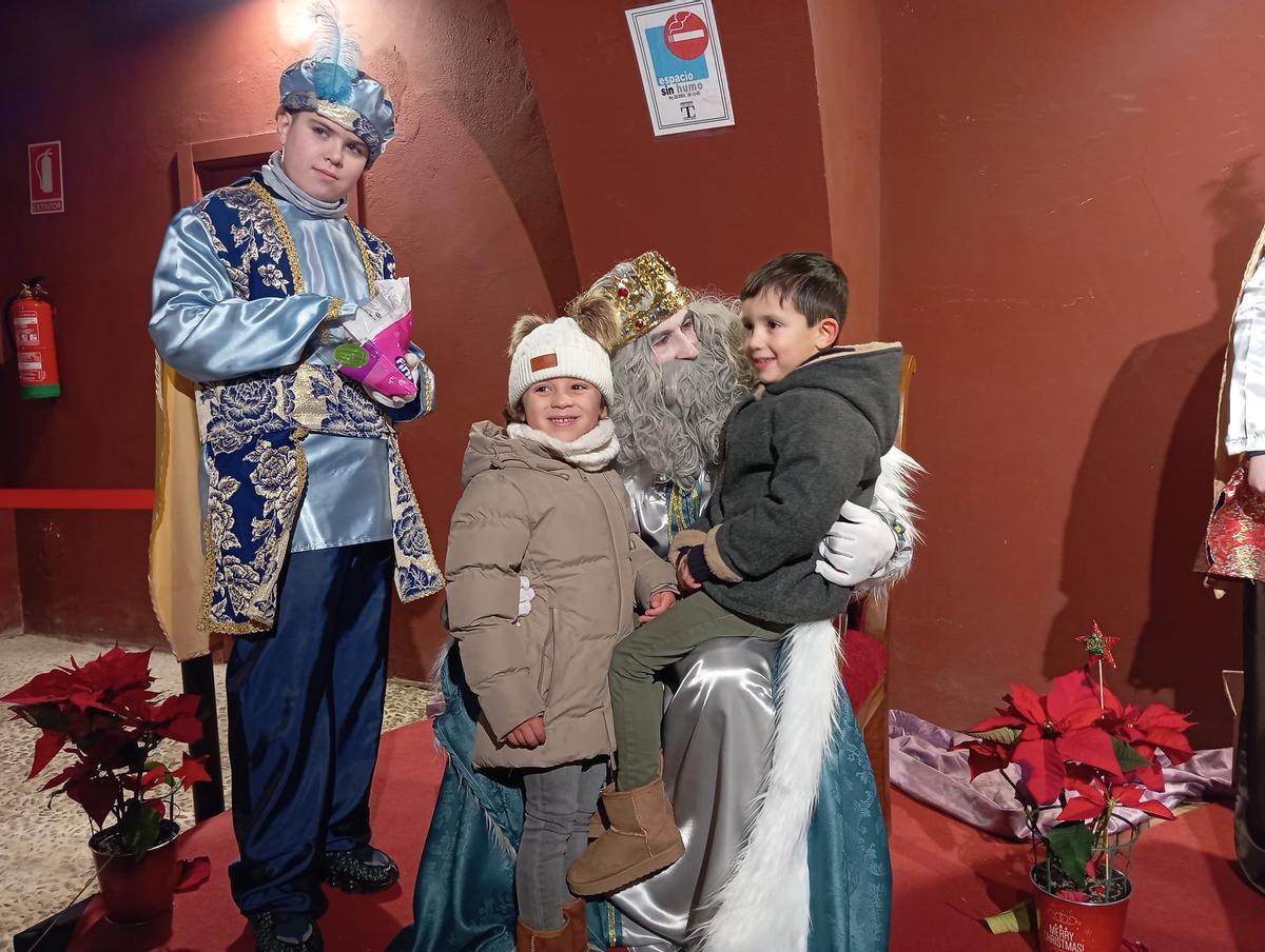 Los Reyes Magos con los más pequeños en el Teatro Latorre.