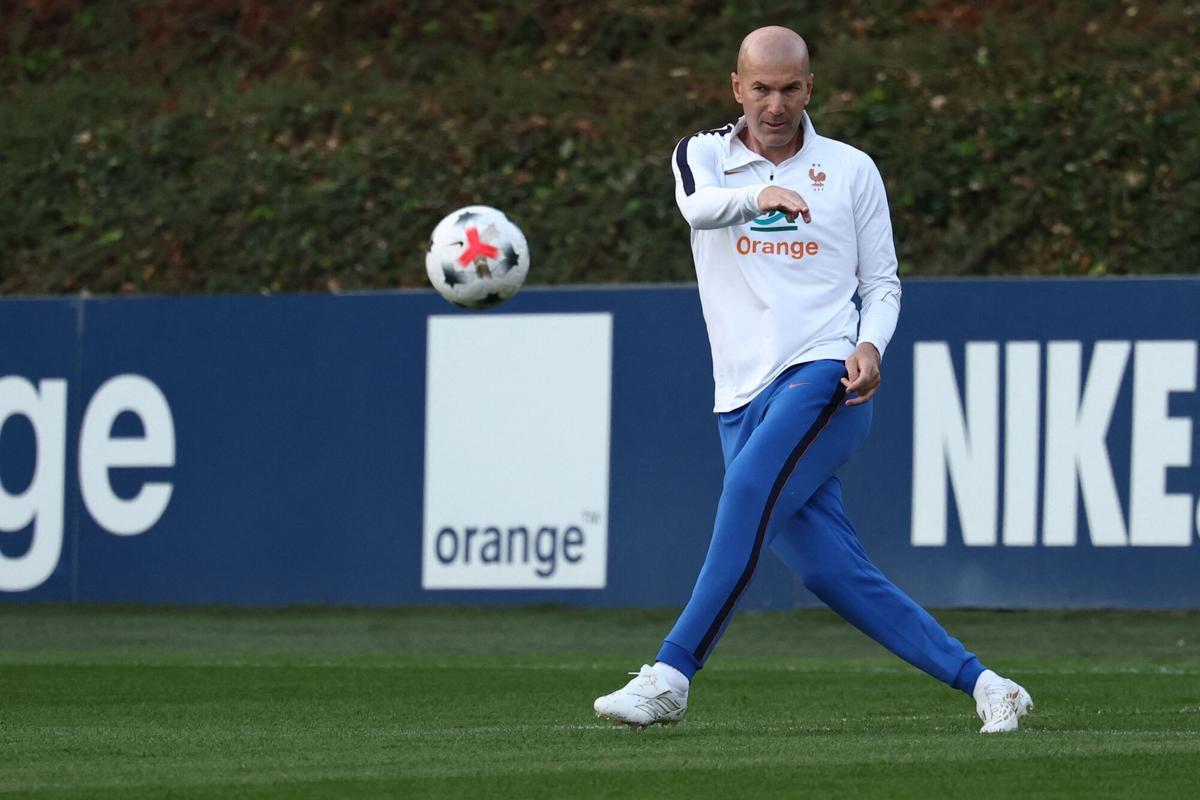 Zinedine Zidane chuta el balón en la sesión preparatoria de Francia de este lunes en Clairefontaine-en-Yvelines, en las afueras de Paris.