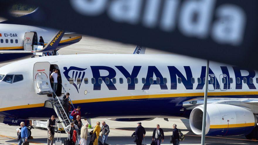 Un avión de Ryanair en el aeropuerto de Girona.