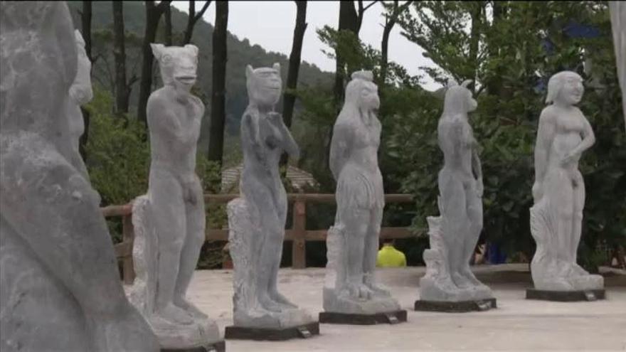 Cubren con bañadores los genitales de un conjunto de estatuas en Vietnam