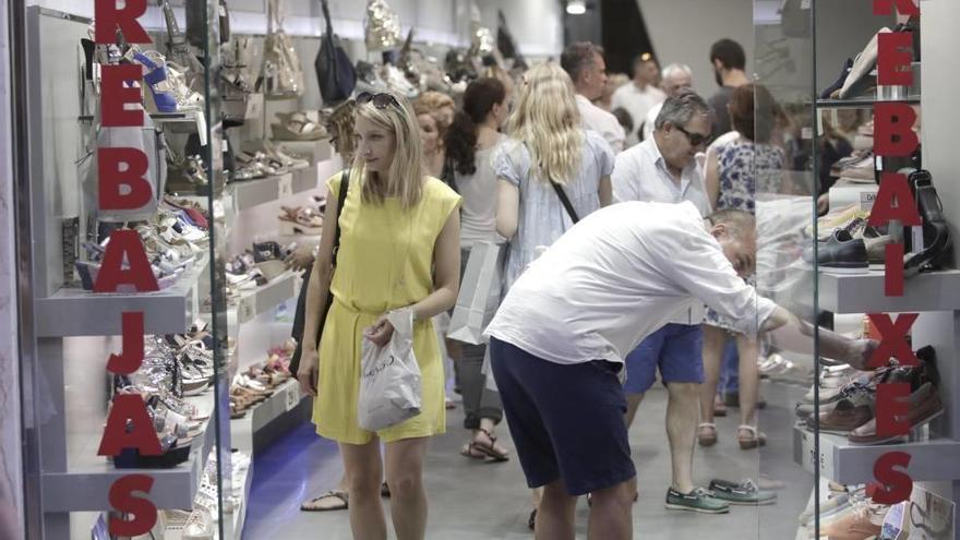 Un comercio de Mallorca durante las rebajas de este verano.