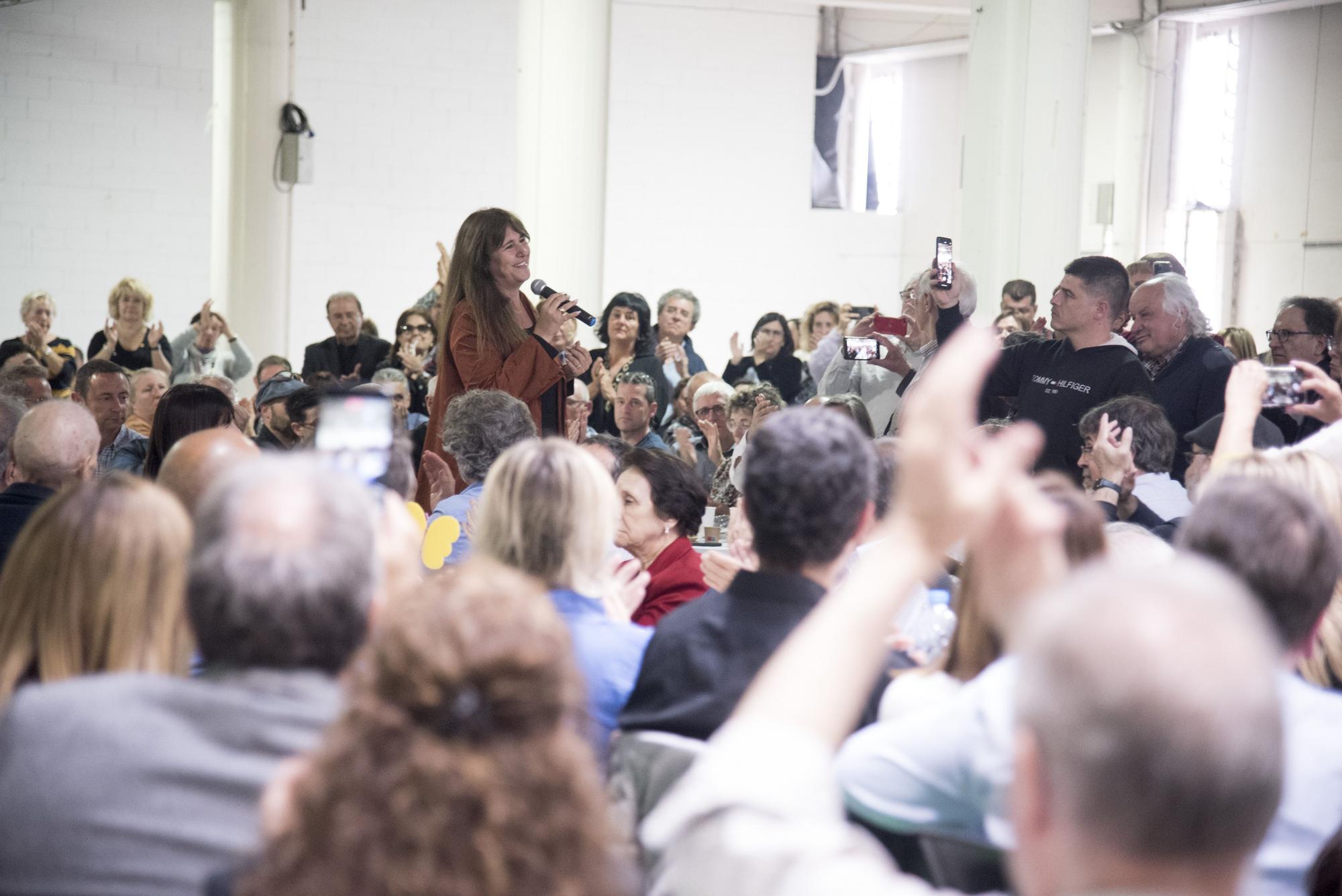 Laura Borràs es estimada en un acte amb els seus afins a Manresa