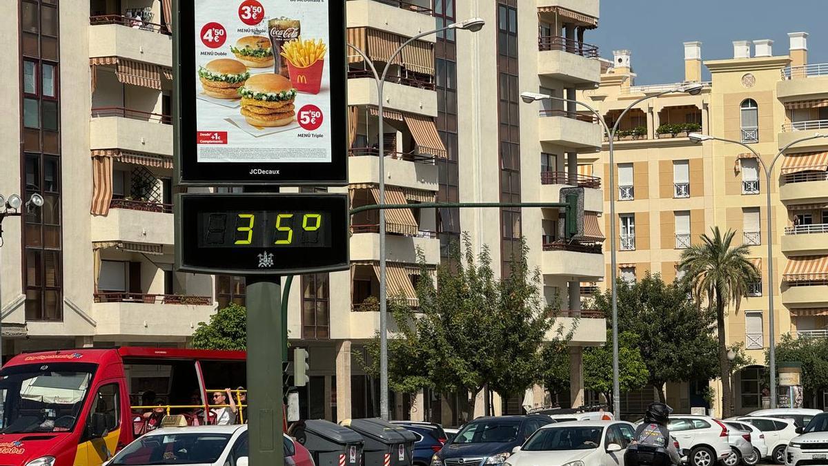 Termómetro frente a la Torre Malmuerta en la tarde de este 16 de abril.