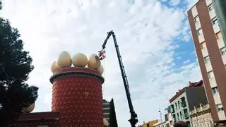 Els icònics ous de Dalí de la Torre Galatea de Figueres recuperen el color original