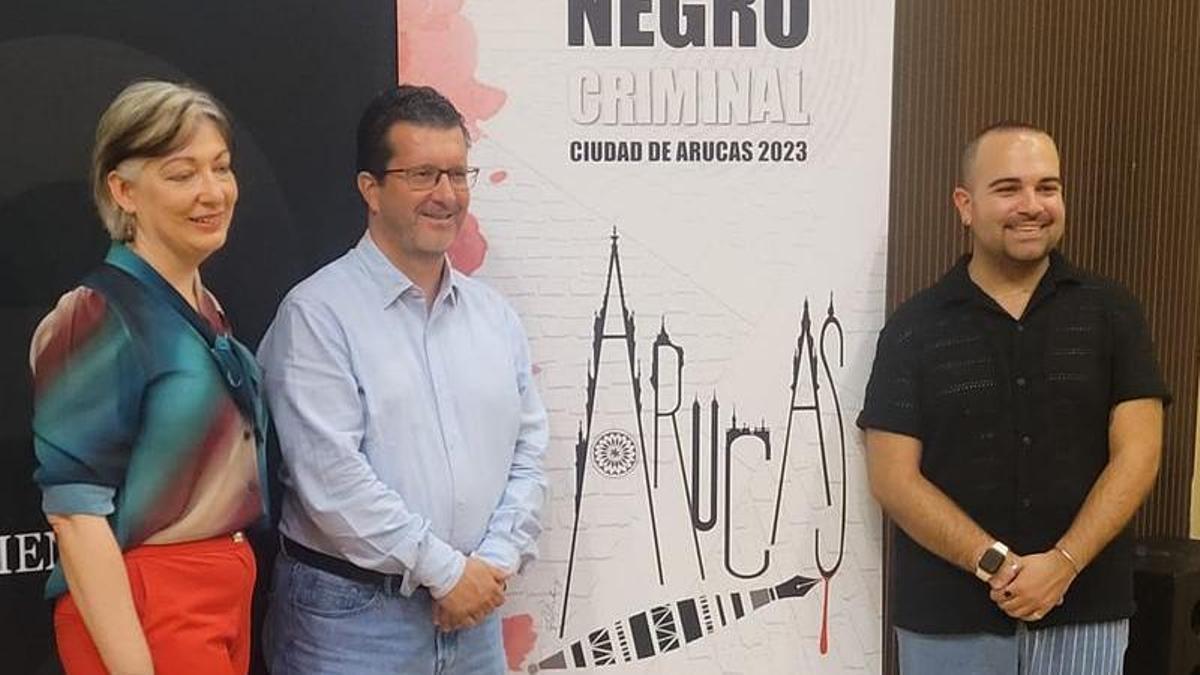 La escritora Carmen Nieto, el alcalde de Arucas Juan Jesús Facundo y el Concejal de Cultura y Patrimonio Carlos González Matos en la presentación de las jornadas.