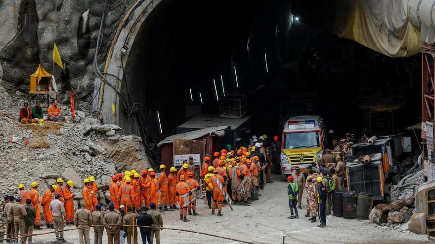 Rescatats amb vida 41 treballadors atrapats en un túnel des de fa més de 15 dies a l&#039;Índia