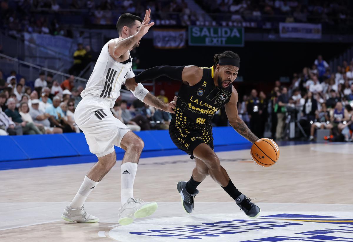Patty Mills, base de La Laguna Tenerife, ante Abalde en el duelo frente al Real Madrid.