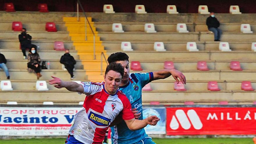 Un jugador del Arosa y otro del Pontellas luchan por el balón. | // I. ABELLA