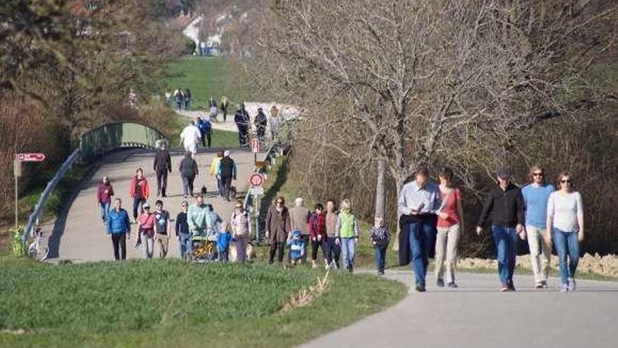 Transeúntes en un parque suizo, ayer. // Diego Fernández